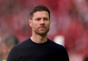 记者：皇马接触阿隆索首席顾问，药厂想要1500-2000万欧补偿金